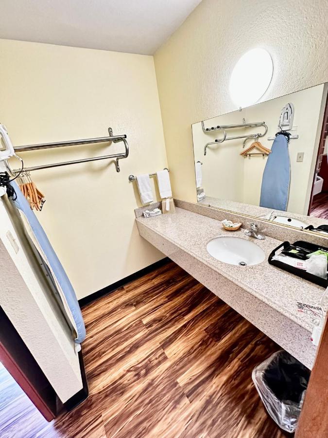 Regency Inn Iola Kültér fotó