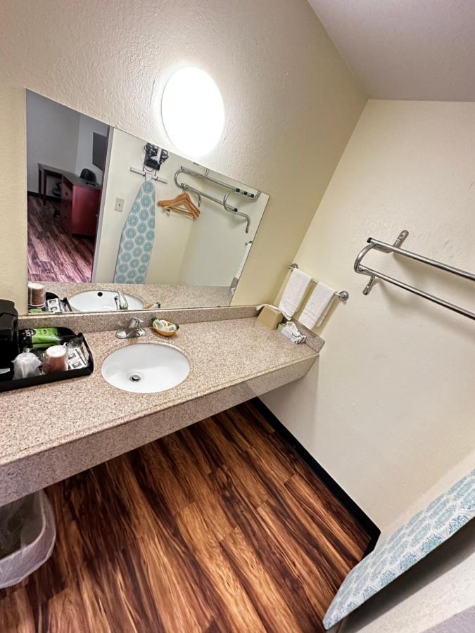 Regency Inn Iola Kültér fotó